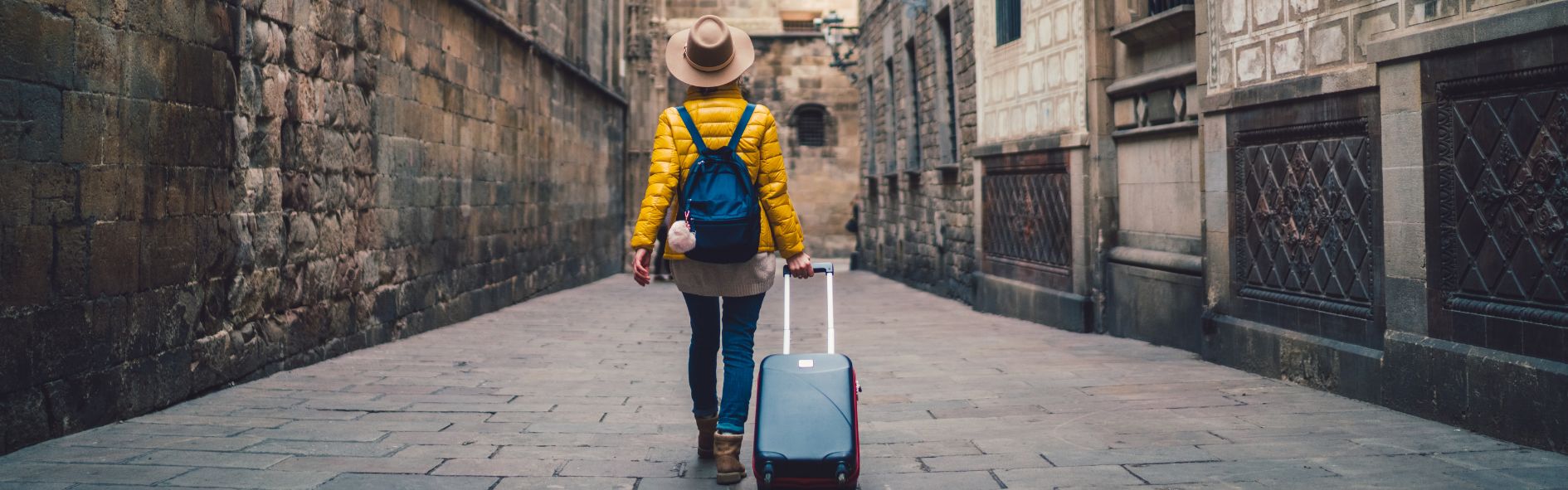 Explora la historia del turismo, desde sus orígenes hasta el turismo moderno. Conoce al primer turista y cómo nació el turismo en España.