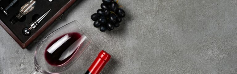Descubre quiénes son los mejores enólogos del mundo, conoce sus trayectorias y vinos emblemáticos y aprende cómo formarte.
