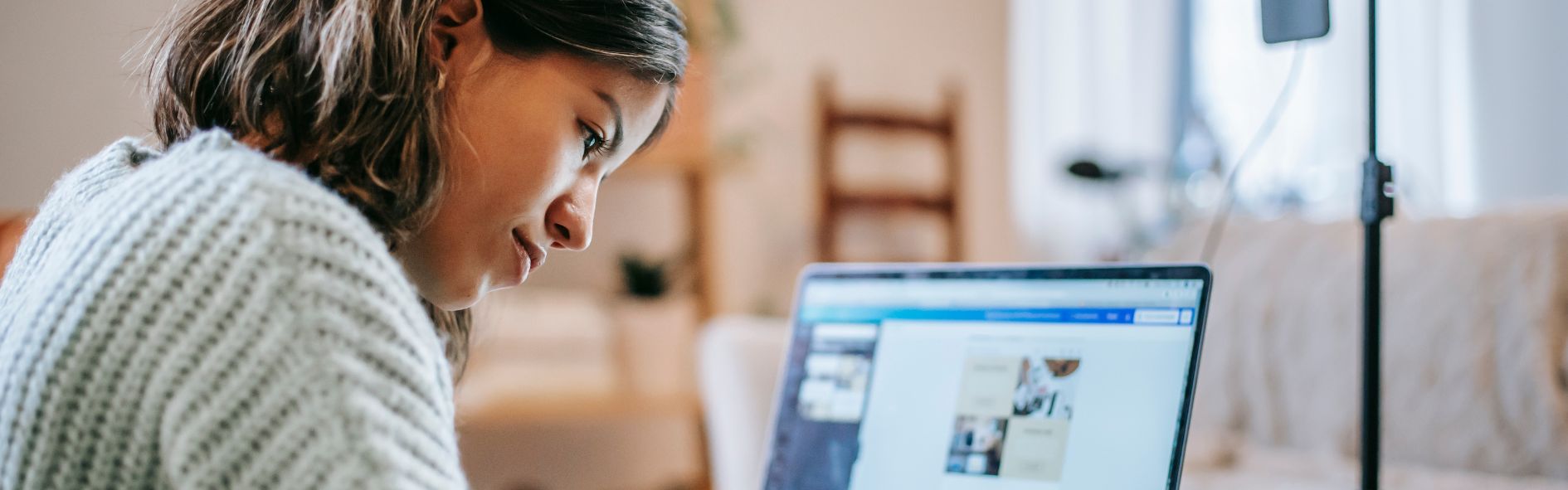 Descubre las ventajas de estudiar turismo online, cómo acceder a esta formación y dónde encontrar los mejores programas del sector turístico.