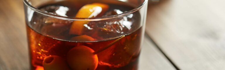 Te enseñamos cómo preparar vermut casero y una receta para el aperitivo